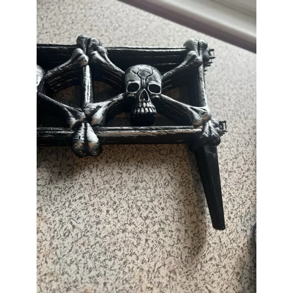 Halloween Creepy Graveyard Skull Set Of 5 Silver Black Fence Panels & 6ft Chain